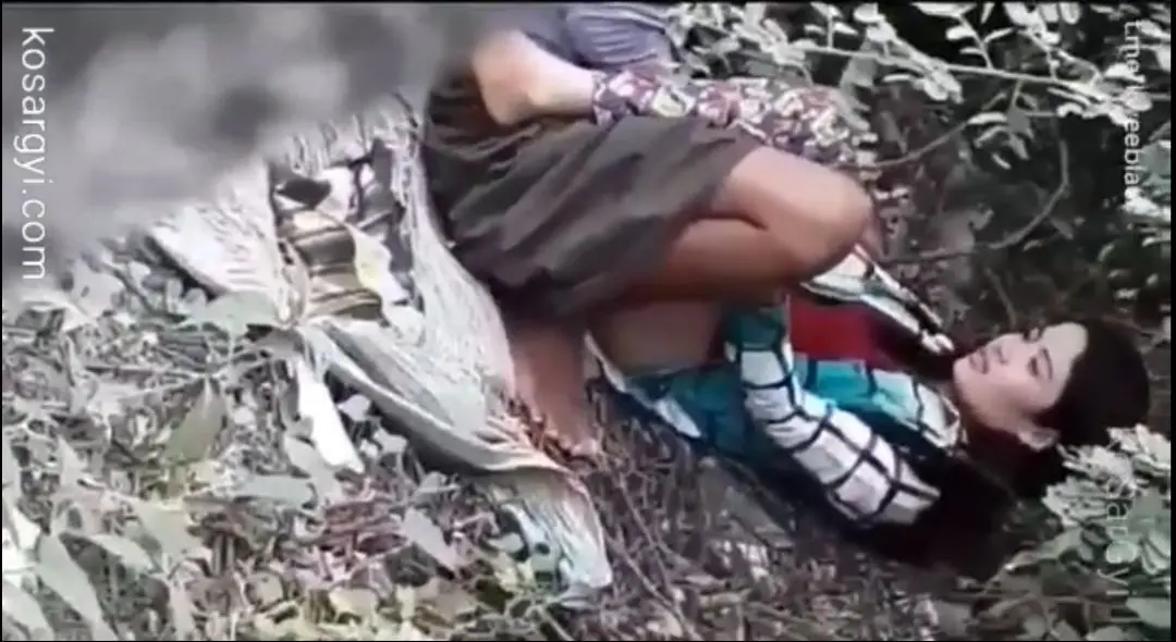 မြန်မာချောင်းရိုက် (၁၂) – Couple Having Sex In The Forest